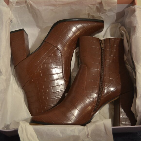 ✨ LISA VICKY Brown Croc Print Ankle Boots SZ 10M | NWT | Chic Block Heel - Picture 1 of 7